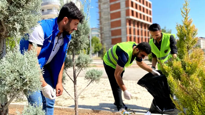 Gençler çevre temizliği yaptı