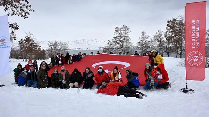 Gençler, Hazarbaba Kayak Merkezi'nde doyasıya eğlendi