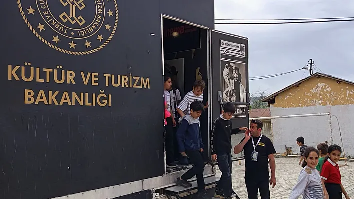 Gezen Sinema Tırı çocuklarla buluştu