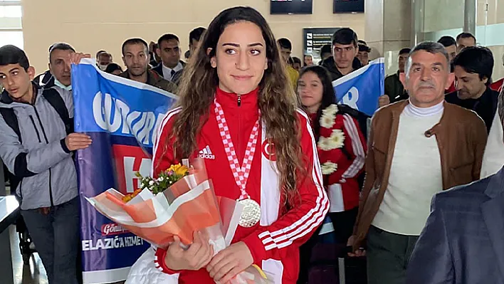 Gizem Özer'e Elazığ'da coşkulu karşılama