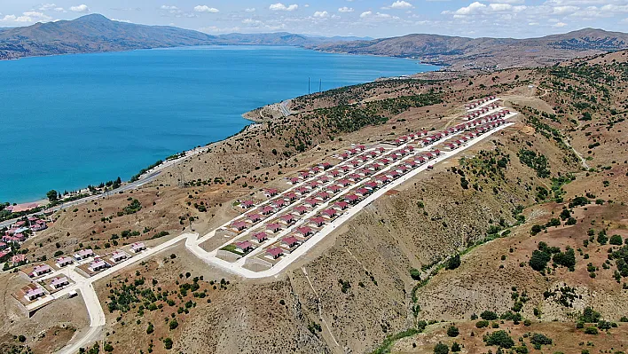 Göl manzaralı köy konutları, tatil köyünü aratmıyor