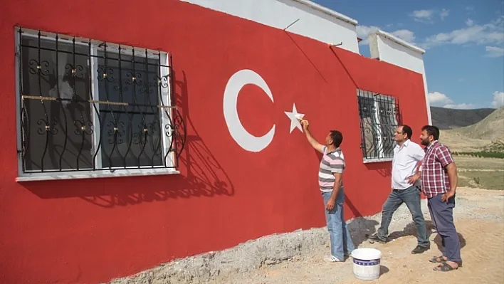 Evinin duvarına Türk bayrağı resmetti