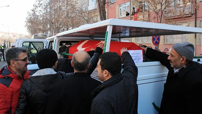 Kahraman şehidin naaşı son yolculuğu öncesi baba evine getirildi