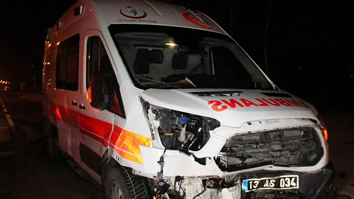 Ambulans ile otomobil çarpıştı: 3 yaralı