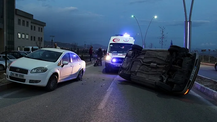 Devrilen araçta sıkışan sürücüyü vatandaşlar kurtardı