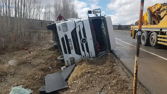 Tonlarca soğan karayoluna saçıldı