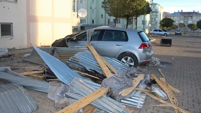 Bingöl'de fırtına çatıları uçurdu: 2 yaralı