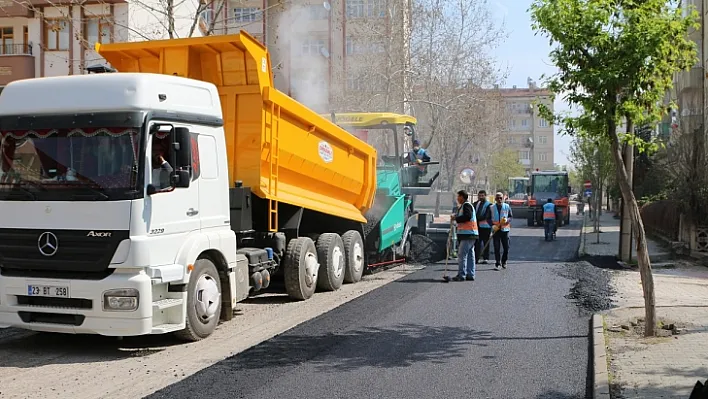 Asfalt ve yol bakım çalışmaları sürüyor