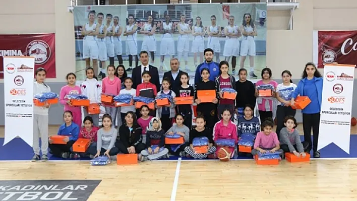 Elazığ'da sporculara malzeme dağıtıldı