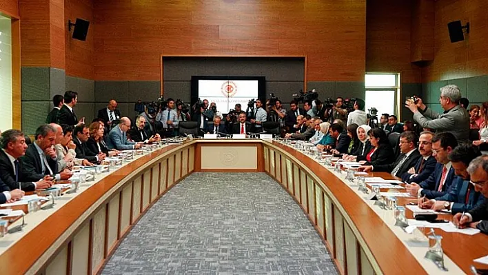 Erken seçim önergesi komisyonda oy birliğiyle kabul edildi