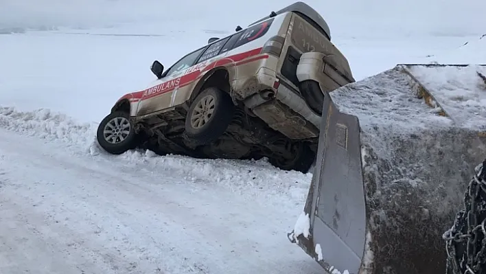 Erzurum'da ambulans şarampole uçtu