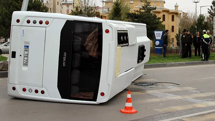 Sivas'ta askeri midibüs devrildi