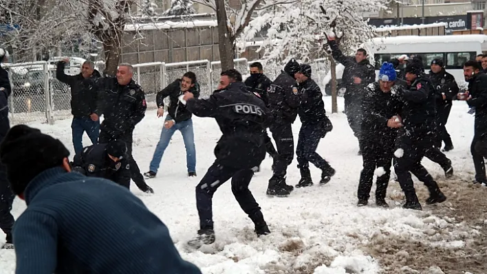 Çevik kuvvet ile vatandaşın kartopu savaşı