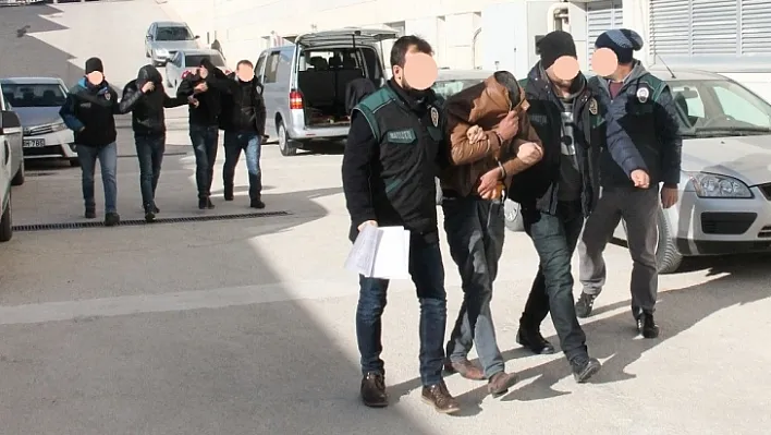 Uyuşturucu ticareti yapan 2 şüpheli tutuklandı
