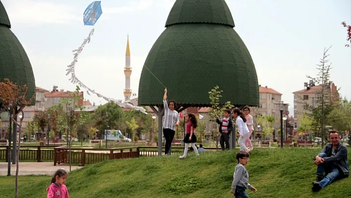 Anaokulu öğrencileri uçurtma uçurdu