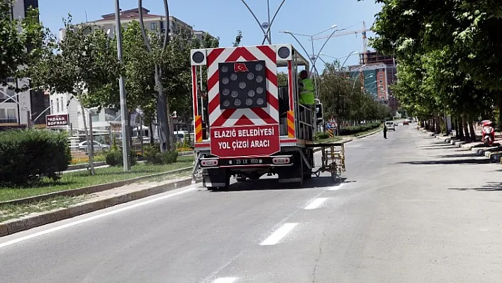 Yol çizgileri yenileniyor