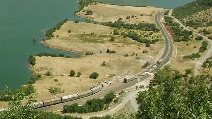 Yük trenine bombalı saldırı