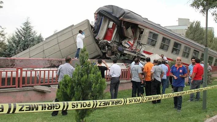 Elazığ'da iki yolcu treni çarpıştı!