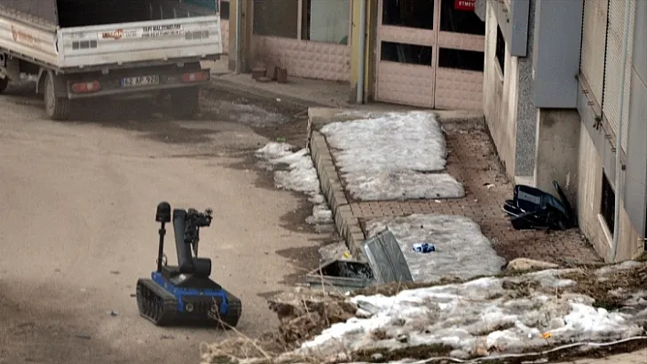 Tunceli'de şüpheli valiz fünyeyle patlatıldı