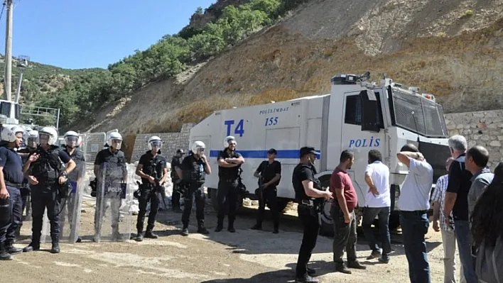 Tunceli'de kapalı yol gerginliği