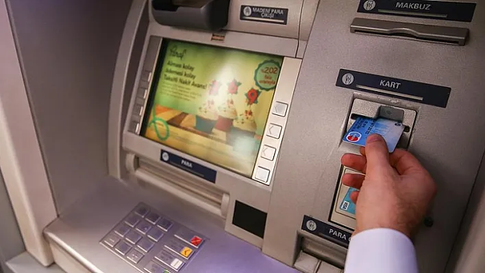 ATM'den para çekerken dikkat