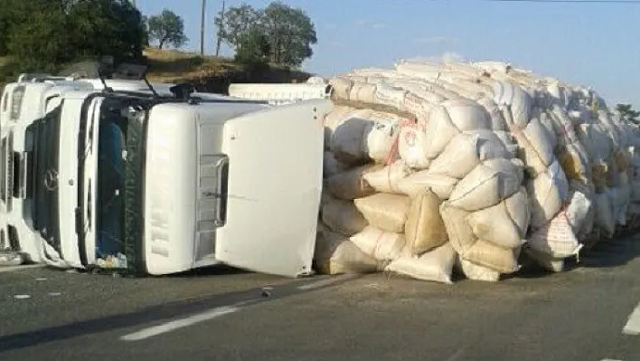 Elazığ'da iki TIR devrildi: 2 yaralı