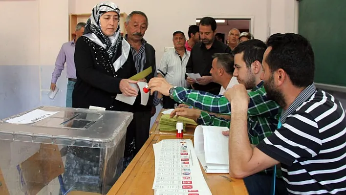 Elazığ'da oy kullanımı başladı