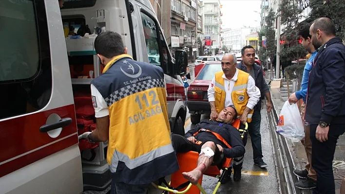 Cam kapıya çarpan kişi yaralandı