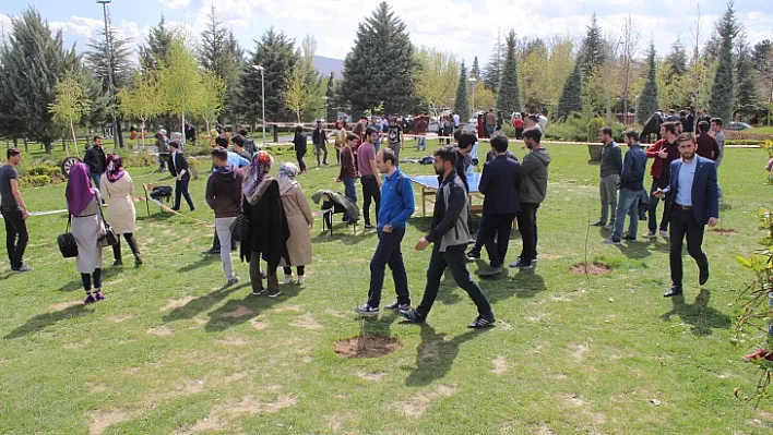 Gençler, geleneksel spor dallarıyla eğlendi