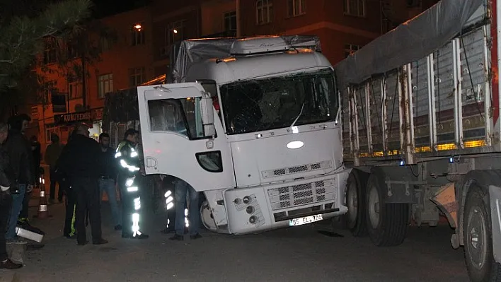 Freni patlayan TIR'da sıkıştı