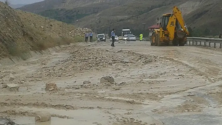 Gürün'de karayolu ulaşıma kapandı