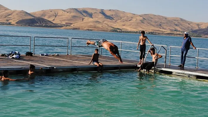 Yüzen havuz serinletti