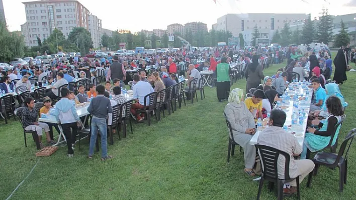 İHH'dan Suriyeli aileler ve yetimlere iftar