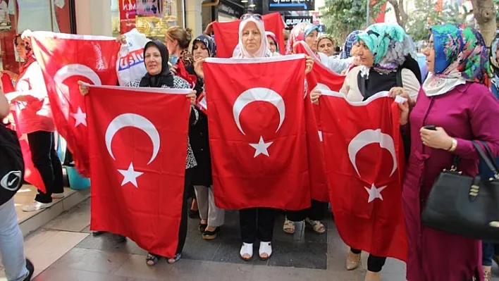 MHP Kadın Kolları bayrak dağıttı