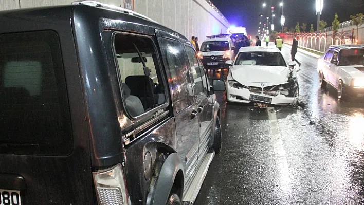 Elazığ'da 3 aracın karıştığı kazada 1 kişi yaralandı