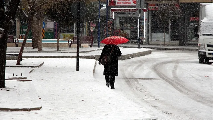 Kar yağışı nedeniyle 4 köy yolu ulaşıma kapandı