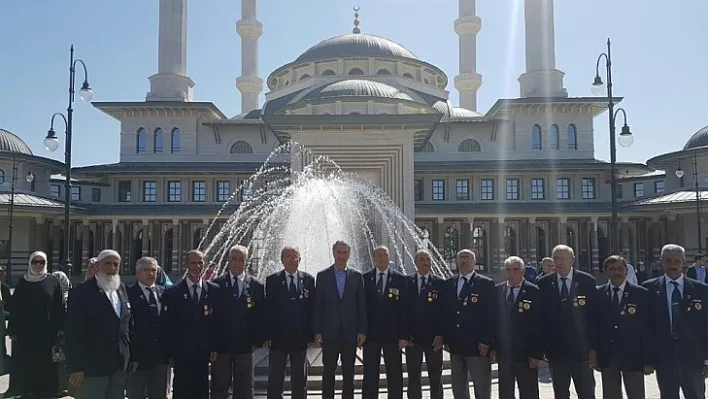 Başkan Yanılmaz gazilere eşlik etti