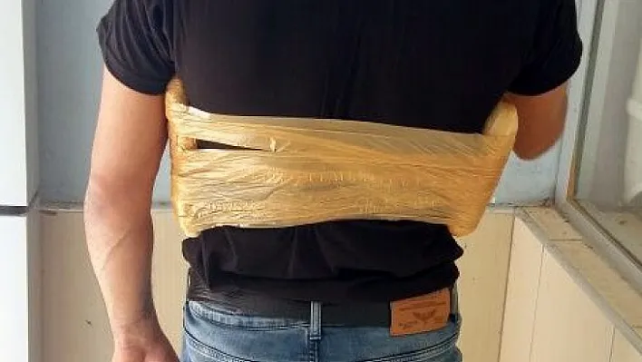 Koltuğunun altına sardığı esrarla yakalandı