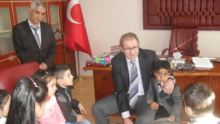Minik öğrencilerden kaymakama ziyaret