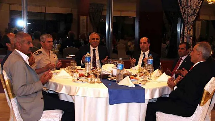 Vali Zorluoğlu köy korucularıyla iftarda buluştu