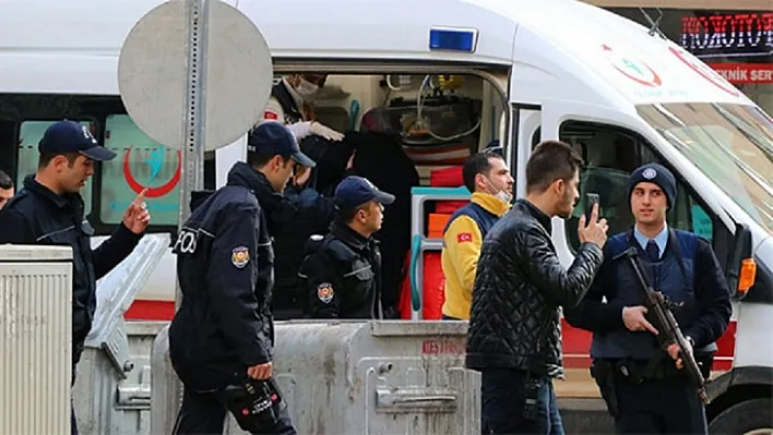 Genelkurmay Başkanı Akar'ın ziyareti esnasında Kilis Valiliği yanına roket düştü