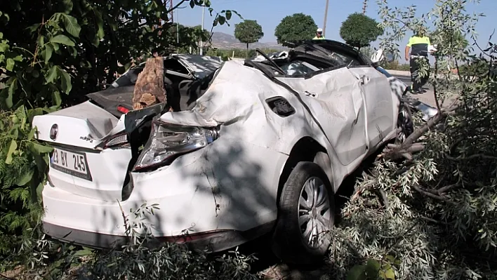 Hurdaya dönen otomobilden sağ çıktılar
