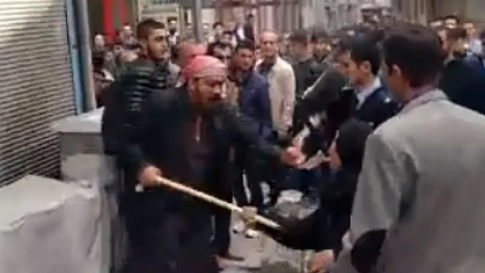 Suriyeliler sopalarla kavga etti: 3 yaralı