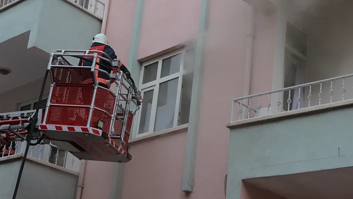 Öğrenci evinde çıkan yangın hasara yol açtı