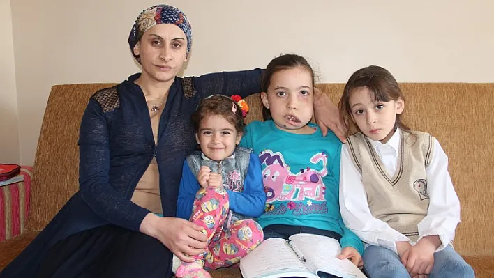 Küçük Esra yardım bekliyor