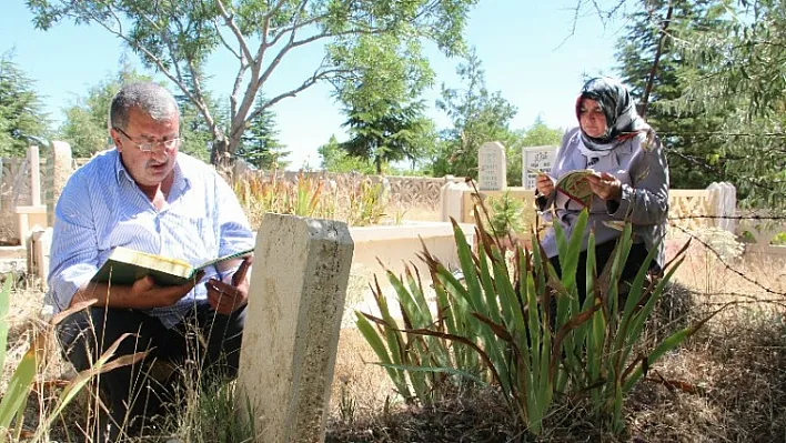 Bayram arifesi mezarlar ziyaret edildi