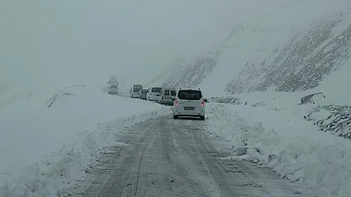 Van-Bahçesaray yolu kar yağışı nedeniyle ulaşıma kapandı