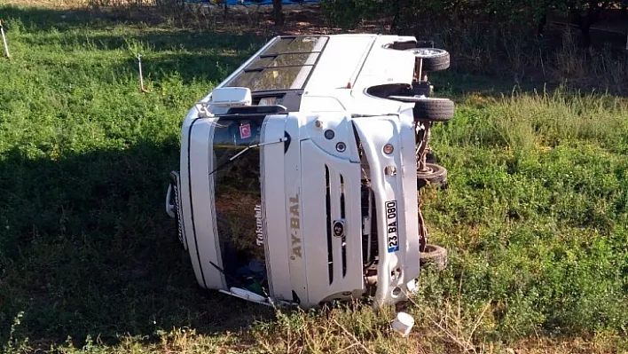 Öğrenci servisi ile otomobil çarpıştı: 4 yaralı