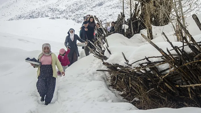 Karlı yolları yürüyerek 'Gağan' lokması dağıttılar