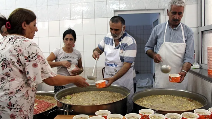 Elazığ'da aşure ikramı